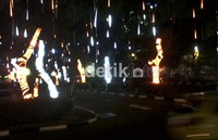 Beberapa pepohonan di pelataran parkir dililit LED merah dan putih. Barisan pohon lampu tersebut membentuk lorong cahaya yang cantik. Luhur Hertanto/detikcom.