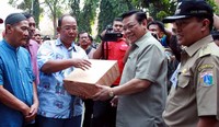 Penyerahan bantuan tersebut dilakukan di halaman Kelurahan Pekojan, Rabu (15/8/2012). Manang/Humas Menkokesra.