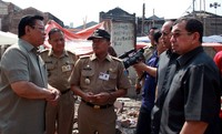Mereka juga sempat meninjau rumah warga yang terbakar. Manang/Humas Menkokesra.
