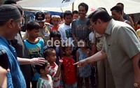 Menko Kesra Agung Laksono berdialog dengan anak-anak korban kebakaran. Manang/Humas Menkokesra.