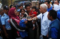 Hatta Rajasa didampangi Ketua Fraksi Partai PAN Tjatur Sapto Edy berbincang dengan para pemudik sebelum diberangkatkan. Ramses/detikcom.