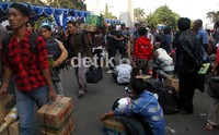 Para pemudik tampak duduk-duduk menunggu diberangkatkan. Ramses/detikcom.