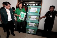 PKB datang dengan membawa boks berisi berkas-berkas yang dibutuhkan untuk mendaftar di pemilu 2014.