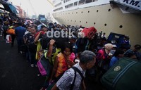 Ribuan pemudik memadati terminal penumpang, Tanjung Priok.
