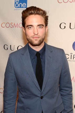 Tampil di Publik, Robert Pattinson Minum Bir & Hisap Rokok Elektrik