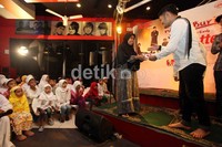 Juliette mewakili KFC memberikan santunan dan bingkisan kepada anak-anak yatim piatu dan kurang mampu tersebut untuk bisa merayakan Hari Raya Idul Fitri.