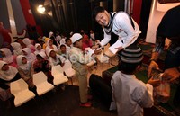 Juliette memberikan santunan kepada anak yatim.