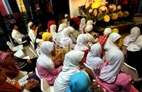 Sekitar 50-an anak yatim dan kurang mampu ikut serta dalam acara ngabuburit bersama Juliette di KFC Kemang, Rabu (15/8/2012).