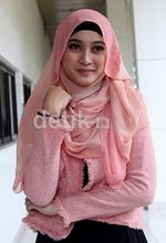 Meyda Sefira Cantik Berkerudung Pink