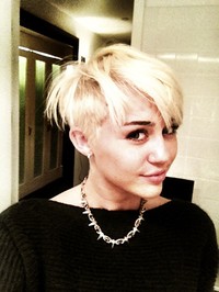Rambut cepak Miley Cyrus. (dok. Twitter)
