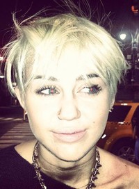 Miley Cyrus kini berambut cepak. (dok. Twitter)