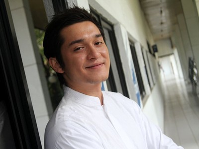 Miller Khan Berbaju Koko