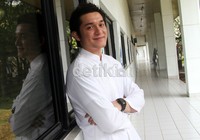 Di bulan Ramadan ini, Miller Khan mengenakan baju muslim. Gus Mun/detikHOT.