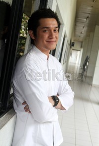 Artis asal Malaysia itu berpose saat ditemui usai acara DahSyat. Gus Mun/detikHOT.