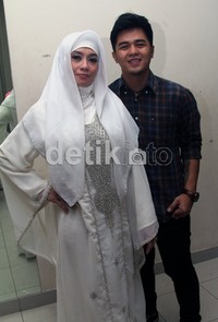 Reza berpose dengan drummer band Radja, Vidin. Gus Mun/detikHOT.