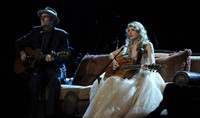 Taylor Swift tampil berkolaborasi dengan James Taylor di acara Speak Now World Tour pada 22 November 2011 yang digelar di Madison Square Garden, New York. Larry Busacca/Getty Images.