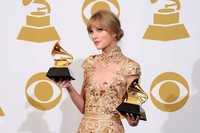Penyanyi kelahiran 13 Desember 1989 itu berhasil membawa pulang dua penghargaan GRAMMY sebagai Best Country Song dan Best Country Solo Performance untuk lagu Mean di acara Annual GRAMMY Awards ke-54 pada 12 Februari 2012. Kevork Djansezian/Getty Images.