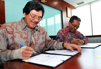 Direktur Utama PLN Nur Pamudji (kanan) bersama Direktur Utama PT. Capital Turbines Indonesia, Djani Sutedja (kiri) menandatangani perjanjian kerjasama kontrak. (Agus Trimukti/Humas PLN).