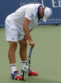 Andy Roddick tampak tertunduk lesu. REUTERS/John Sommers II.