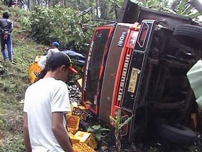 Truk Miras Masuk Jurang