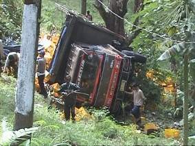 Truk Muat Ribuan Botol Miras Terjun ke Jurang