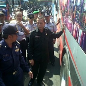 Wakil Walikota Periksa Ban Bus di Terminal Cicaheum