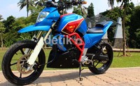 Perubahan mencolok juga terlihat dengan penempelan tubular karya kwangen custom products. Selain itu engine cover dengan menggunakan bahan galvanis 0,8mm, dirasakan cocok menemani Superman bertubuh street fighter ini. Luthfi Andhika/detikOto.