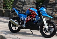 Sentuhan terakhir yang juga berfungsi lebih memperkental nuansa Street Fighter, terlihat jelas pada Bodi ornet belakang yang disajikan dengan plat galvanis 0,8 mm karya tauco custom. Begitu juga dengan knalpot sebagai pelengkap dan penambah kesan galak karya kwangen custom products. Luthfi Andhika/detikOto.