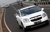 MPV Orlando memiliki head lamp cukup lebar yang dikombinasikan dengan bumper yang membentang lebar.