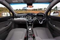 Kabin penumpang MPV Orlando memberikan keuntungan pada pengendara dan penumpang. Penumpang baris ke-2 dan ke-3 dengan tinggi badan tidak lebih dari 175 cm memiliki leg room yang lumayan lega. Untuk penumpang dengan ukuran tinggi badan 168 cm lumayan bisa selonjoran.