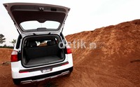 Asyiknya kursi baris ketiga bisa dilipat untuk memuat barang bawaan lebih banyak lagi. Kursi penumpang dan pengendara masih diaktifkan dengan manual.