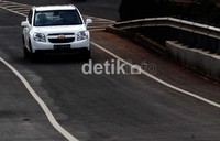 Ada yang masih menjadi PR untuk Chevy. Mesin 1.796 cc pada putaran bawah mesin MPV Orlando masih agak lemot. Butuh waktu untuk mencapai kecepatan 100 km/jam. Mobil tersebut memiliki akselerasi 0-100 km/jam dalam waktu 13,3 detik.