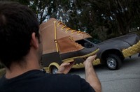 Mobil sepatu jika dibandingkan dengan sepatu aslinya. (dok L.L. bean)