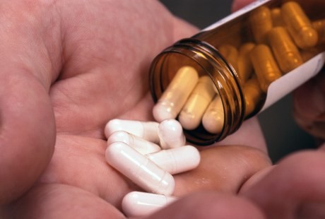 Studi: Dua Antibiotik Ini Berisiko Lukai Hati Lansia