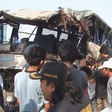 Bus yang Menabrak Gapura di Tegal Bisa Dievakuasi, Lalin Kembali Lancar