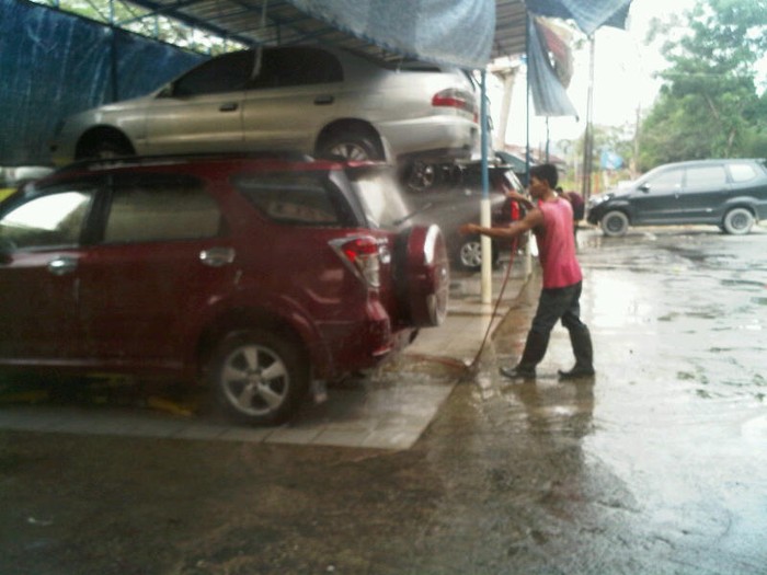 Jelang Lebaran, Cucian Mobil di Pekanbaru Laris Manis