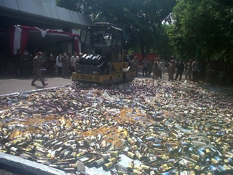 Ribuan Botol Miras Sitaan di Jakarta Timur Dimusnahkan 