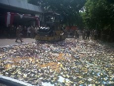 Ribuan Botol Miras Sitaan di Jakarta Timur Dimusnahkan