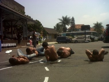 Di Garut, 5 Preman Teler Dijemur di Bawah Terik Matahari