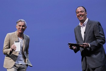 Tim Baxter bercanda dengan sutradara film Australia Baz Luhrmann (kiri) dalam peluncuran tersebut. Perangkat yang kerap disebut sebagai phablet alias phone tablet, ini rupanya menemukan penggemarnya, yakni mereka yang memang menyukai perpaduan antara smartphone dan tablet mini dengan layar 5,3 inch dan dilengkapi stylus. (REUTERS/Lucas Jackson)