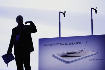 Kesuksesan ini tentunya kian menambah kepercayaan diri Samsung melakukan penetrasi jenis produk ini. Berbeda dengan Galaxy Note versi pertama, penerusnya Galaxy Note 10.1 sepertinya kembali ke model tablet tradisional yang memiliki layar lebih besar. (REUTERS/Lucas Jackson)