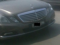 Sepertinya sang pemilik tadi nya bingung antara beli Mercy atau beli BMW. Jadinya beli Mercy dengan memesan pelat nomor berinisial BMW. (Foto Rifqi Kasyidi)