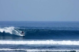 7 Pantai di Indonesia Untuk Surfing Seru