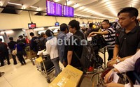 Ribuan orang mengantre di terminal keberangkatan.