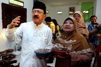 Selain menjajal membuat, Foke juga membeli dodol untuk persiapan Lebaran nanti.