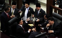 Para anggota DPRD Kota Bekasi saling bergurau, sebelum dimulainya rapat paripurna istimewa DPRD Kota Bekasi.