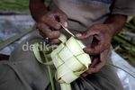 Penjual Ketupat Lebaran Memanen Rezeki