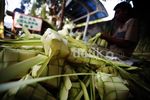 Penjual Ketupat Lebaran Memanen Rezeki