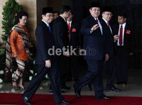 Presiden menyapa wartawan setibanya di gedung DPR.
