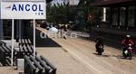 Menerobos Jalur Tengah Rel Kereta Api